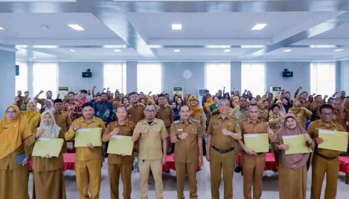 SERAHKAN SK PROGRAM INDONESIA PINTAR, WALI KOTA TEBING TINGGI MINTA KEPALA SEKOLAH BEKERJA ADAPTIF DAN BERINTEGRITAS
