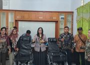 2 Warga Kecamatan Dolok Merawan Terima Bantuan Kursi Roda dari Dinsos Sergai