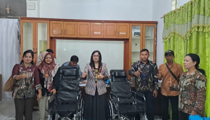 2 Warga Kecamatan Dolok Merawan Terima Bantuan Kursi Roda dari Dinsos Sergai