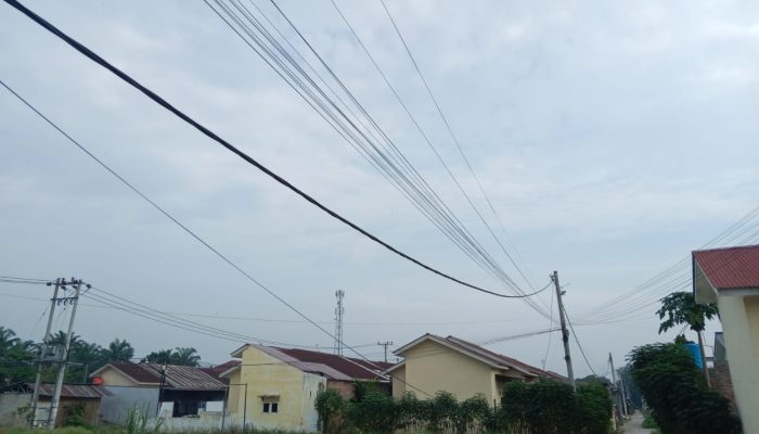 Kabel Wifi di Perumahan Griya Aira Land Kota Tebingtinggi Semrawut dan Bahayakan Warga