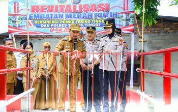 PERMUDAH AKSES WARGA KELURAHAN MANDAILING, WALI KOTA DAN KAPOLRES TEBING TINGGI RESMIKAN JEMBATAN MERAH PUTIH
