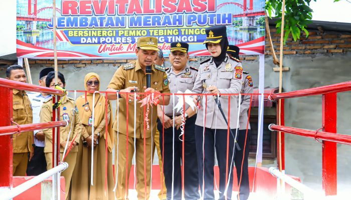 PERMUDAH AKSES WARGA KELURAHAN MANDAILING, WALI KOTA DAN KAPOLRES TEBING TINGGI RESMIKAN JEMBATAN MERAH PUTIH