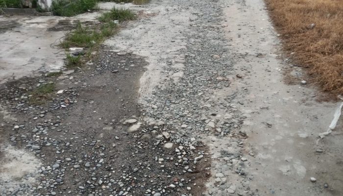 Jalan di Perumahan Griya Aira Land Tebingtinggi Butuh Perbaikan