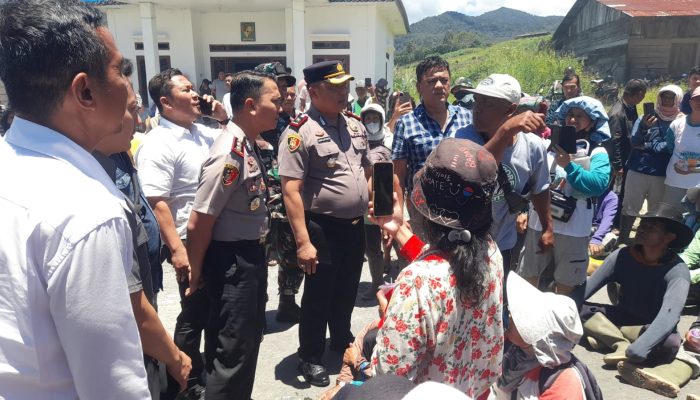 Kelompok Tani Huta Silombu Aksi Blokir Jalinsum Parapat