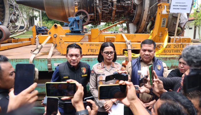 POLDA KEPRI BONGKAR IMPOR ILEGAL 3 MESIN PESAWAT DARI SINGAPURA, NILAINYA DIPERKIRAKAN RP30 MILIAR