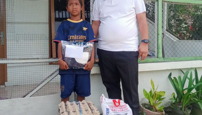 Jumat Berkah, RAS H Novri Berikan Bantuan kepada Anak Sebatang Kara Berusia 10 Tahun di Kampung Dalam Simalungun
