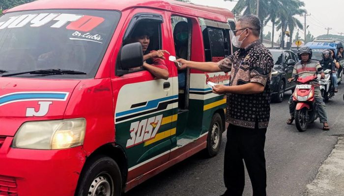 Kacabdis Wilayah VI Bagikan Masker ke Pengendara dan Masyarakat